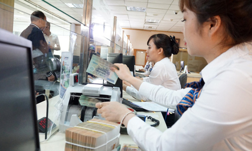 Lao động ngành tài chính, ngân hàng không bị giảm lương vì Covid-19