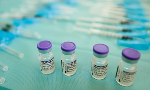 Các nước giàu lãng phí hàng trăm triệu liều vaccine Covid-19