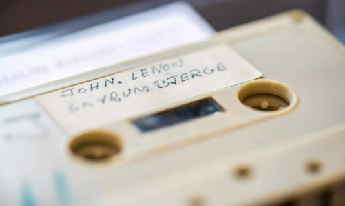 Băng cassette của John Lennon và vợ được đấu giá hơn 58.000 USD