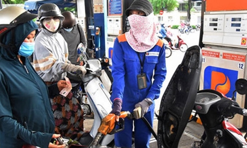 Xăng dầu đồng loạt tăng giá mạnh, xăng RON95-III tiến sát mốc 23.000 đồng/lít