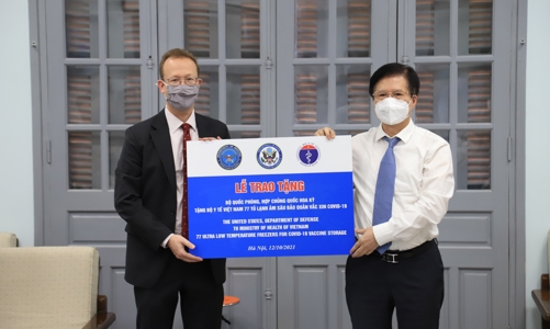 Việt Nam tiếp nhận tủ lạnh âm sâu từ Mỹ để bảo quản vaccine Pfizer