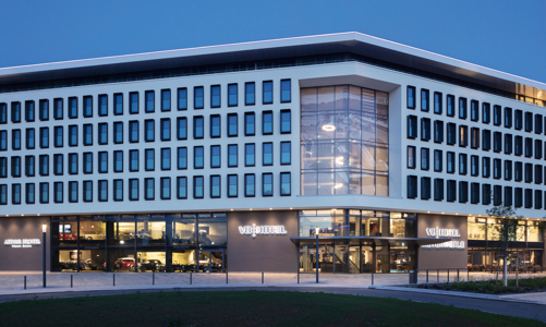 Nên ngủ trên giường Mercedes-Benz hay BMW tại V8 Hotel?