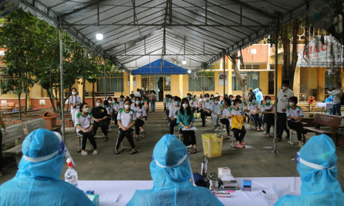 TP.HCM tiêm vaccine Covid-19 cho 1.800 học sinh 