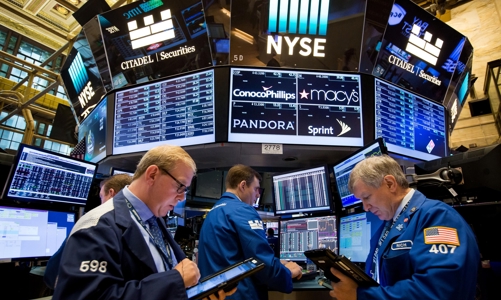 Chứng khoán Mỹ lập kỷ lục mới dù GDP gây thất vọng, giá dầu xuống đáy 2 tuần