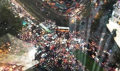 Hà Nội thu phí ô tô vào nội đô, đường phố có hết tắc?