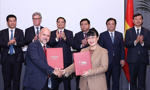 Thủ tướng chứng kiến lễ ký kết và trao 26 thỏa thuận hợp tác Việt Nam và Anh