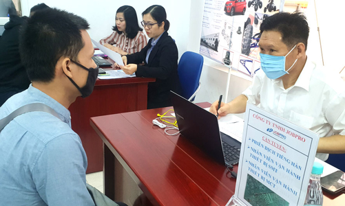 “Chạy đua” tuyển dụng lao động, doanh nghiệp sẵn sàng trả thêm lương