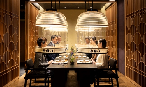 Ăn hàng “bình thường mới” kiểu Nhật: bữa tối đèn lồng Tokyo