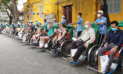 Đoàn khách quốc tế đầu tiên rất vui mừng khi trở lại Quảng Nam