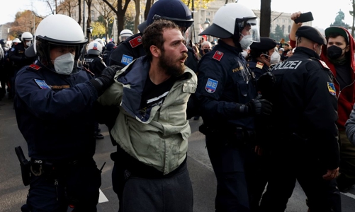 Châu Âu mạnh tay siết các biện pháp chống Covid, biểu tình lan rộng