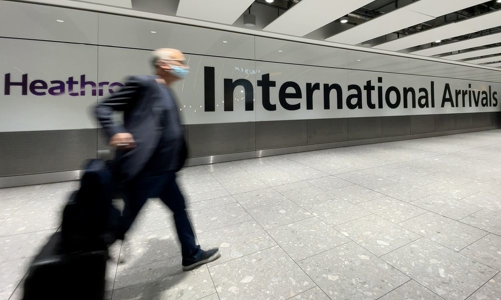 Đại học Oxford: Chưa có bằng chứng cho thấy biến chủng Omicron có thể “né” vaccine