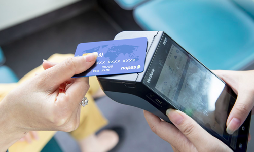 Thẻ ngân hàng nào được phép thanh toán không tiếp xúc trên tuyến buýt điện đầu tiên tại Hà Nội?