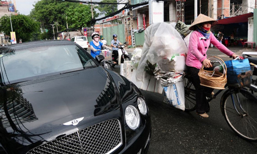 Nghiên cứu khả năng tăng thu thuế của người giàu để chia sẻ với người nghèo lúc khó khăn