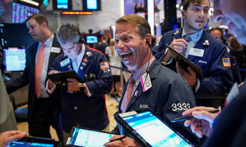 Chứng khoán Mỹ tăng bùng nổ, giá dầu nhảy 5% vì nhà đầu tư bớt lo về Omicron