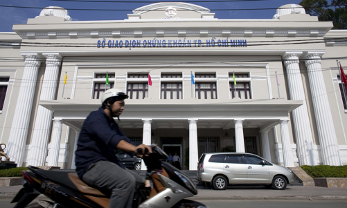 Bloomberg: Cổ phiếu Tesla và Bitcoin khiến khối ngoại bán ròng chứng khoán Việt Nam năm nay