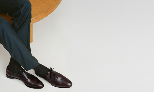 Bí quyết giữ giá của hãng giày tinh xảo nhất thế giới