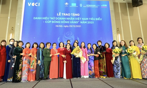 60 nữ doanh nhân nhận Cúp Bông hồng Vàng