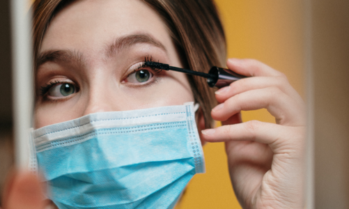 Trang điểm và mạng xã hội gây áp lực cho phụ nữ hơn cả Covid-19