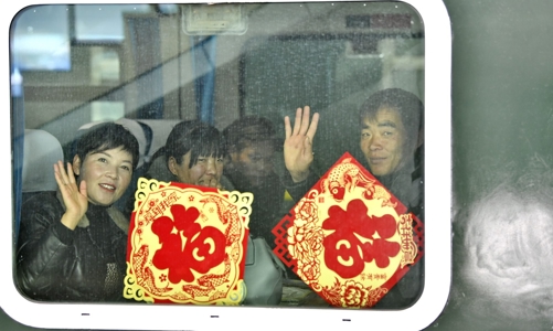 Hàng chục triệu người Trung Quốc băn khoăn có về quê ăn Tết hay không