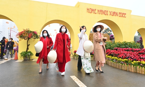 Hơn 7 vạn lượt khách check in đường hoa Home Hanoi Xuan 2022 và phố đi bộ Pont de Long Biên