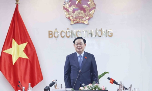 Chủ tịch Quốc hội: Ngành công thương cần lấy người dân và doanh nghiệp làm trung tâm trong mọi quyết sách