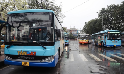 Hà Nội: Chỉ còn 3/121 tuyến buýt hoạt động cầm chừng, phải giãn cách chỗ