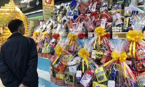 Quà Tết “combo” đóng gói sẵn: Vẫn trò “treo đầu dê…” 