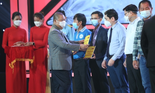 Tập đoàn Hoa Sen trao tặng gần 4 tỷ đồng để tri ân lực lượng y tế tuyến đầu chống dịch Covid-19