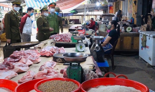 Hà Nội siết chặt quản lý cơ sở sản xuất, kinh doanh thực phẩm trong chợ