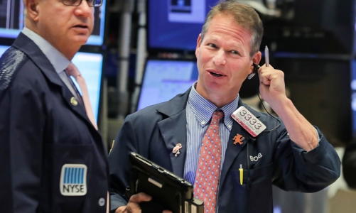 Chứng khoán Mỹ tăng bùng nổ, dầu tụt giá mạnh, Bitcoin đi lên