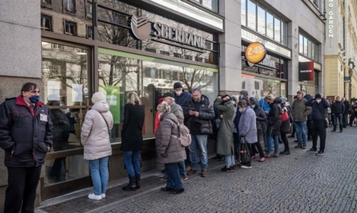 Tiền bị rút ồ ạt khỏi các ngân hàng Nga