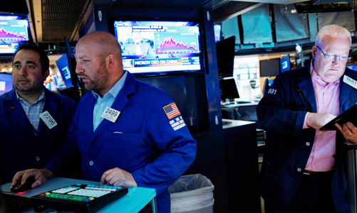 Chứng khoán Mỹ tụt điểm, giá dầu tăng 7%, Bitcoin tuột mốc 40.000 USD