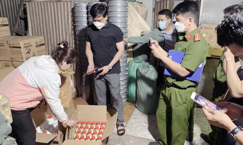 Phát hiện đường dây sản xuất, buôn bán dầu nhớt giả với số lượng rất lớn