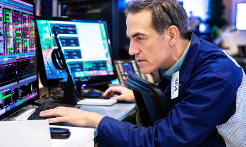 S&P 500 tăng mạnh nhất từ năm 2020, giá dầu bốc hơi 12%, Bitcoin “xanh rực”