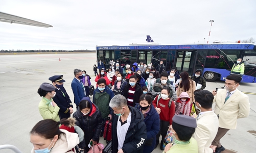 Chuyến bay thứ 2 đón gần 300 công dân thoát khỏi vùng 