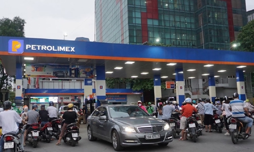 Lập kỷ lục mới, giá xăng tiến sát mốc 30.000 đồng/lít