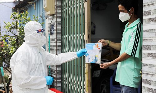 Bộ Y tế: F0 được ra khỏi nhà nhưng phải giữ khoảng cách, đeo khẩu trang 