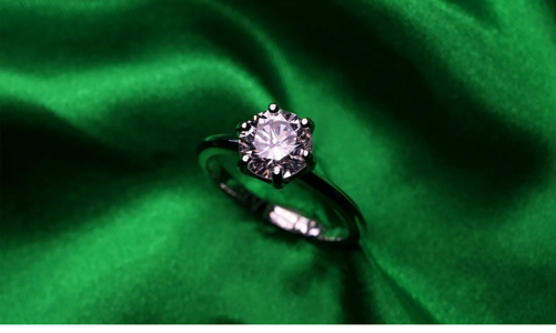 Nhẫn kim cương nhân tạo giá 12.000 USD đang được đấu giá có gì lạ?