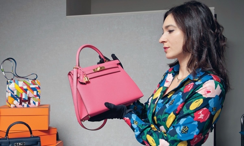 Đàn ông mua cổ phiếu, phụ nữ sắm túi hiệu