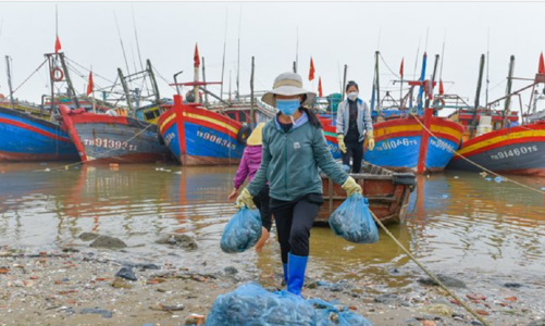 Ngư dân đang dần...