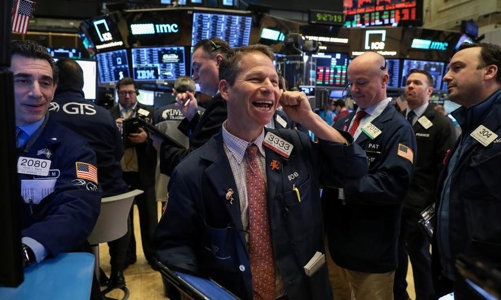 Chứng khoán Mỹ tăng 2 tuần liên tiếp, giá dầu vượt 120 USD/thùng