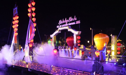 Đoàn khách Mỹ 126 người đến Hội An sau hơn 2 năm du lịch 