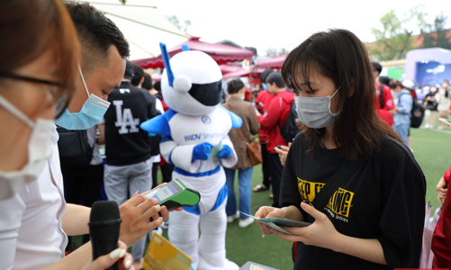 Trải nghiệm công nghệ thanh toán không tiền mặt tại “Ngày thẻ Việt Nam lần 2”