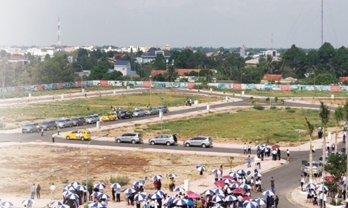 Bất chấp cảnh báo, “sốt đất” vẫn tiếp diễn