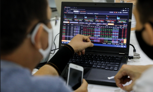 Thủ tướng yêu cầu thực hiện ngay các biện pháp ổn định thị trường tài chính tiền tệ, chứng khoán