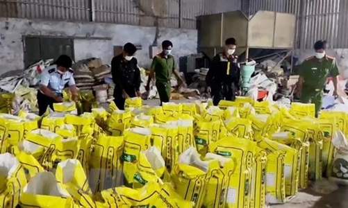 Bắt giữ số lượng lớn hàng hóa không rõ nguồn gốc trong doanh nghiệp sản xuất phân bón tại An Giang
