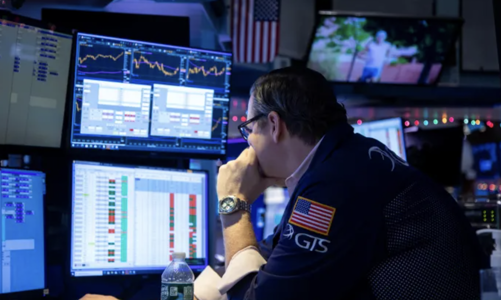 Nasdaq tụt điểm vì cú giảm 35% của cổ phiếu Netflix, giá dầu giằng co