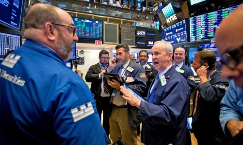 Chứng khoán Mỹ nhích lên trước khi Fed ra quyết định lãi suất, giá dầu trượt dốc