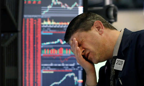 Dow Jones “bay” hơn 1.000 điểm, Nasdaq sụt 5%, dầu vững giá, Bitcoin lao dốc