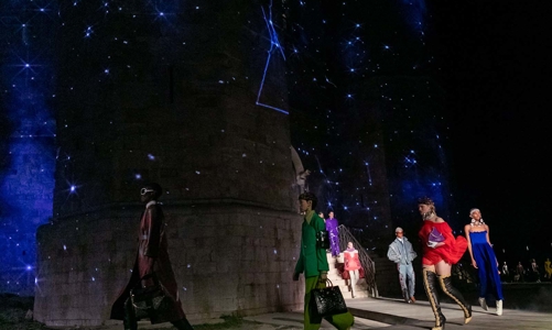 BST Gucci Resort 2023: khám phá vũ trụ bằng thời trang